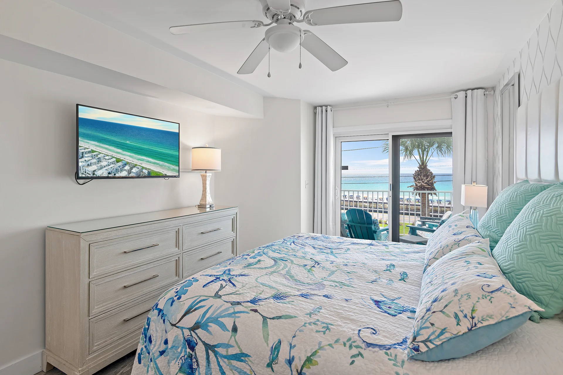 A perfectly sized dresser with plenty of space to put all your clothes! 