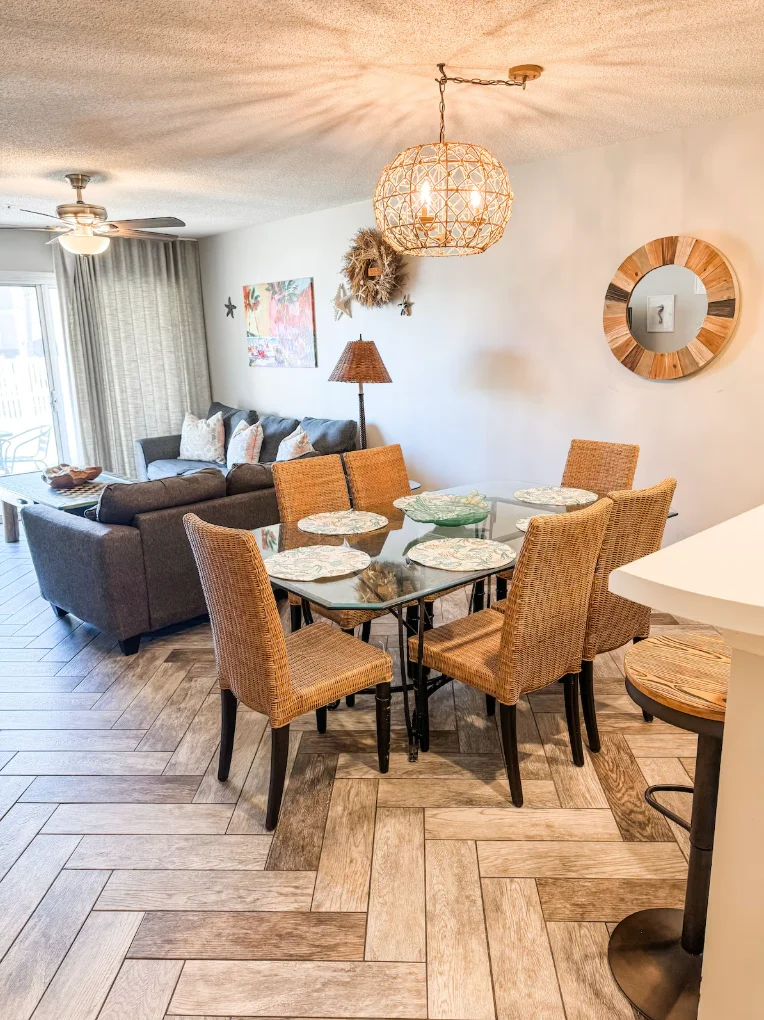 Dining room seats 6 at the table and an additional 2 chairs at the bar.