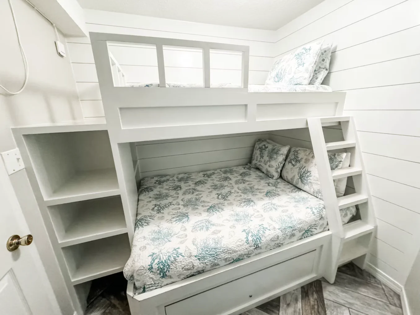Bunk bed room (full bed on bottom, twin bed on top)