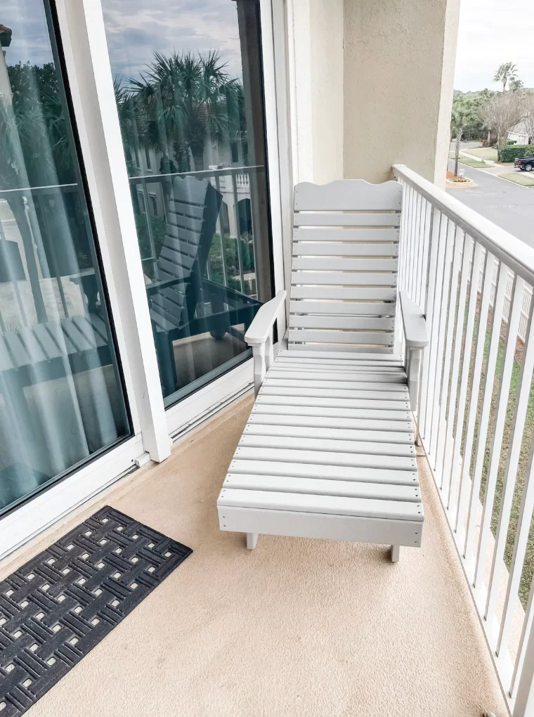 Relax on the balcony while you listen to the sound of the waves.