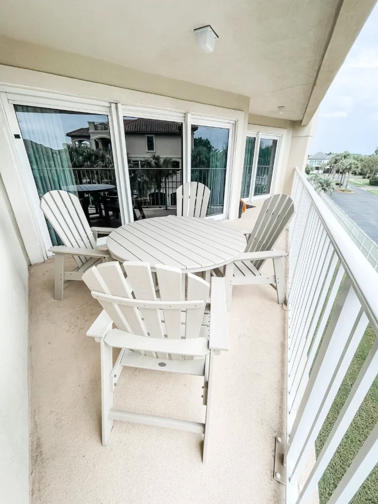 Private balcony with a beautiful side view of the ocean