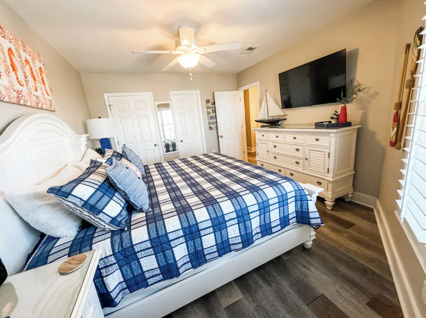 The guest bedroom has access to an en suite bathroom.