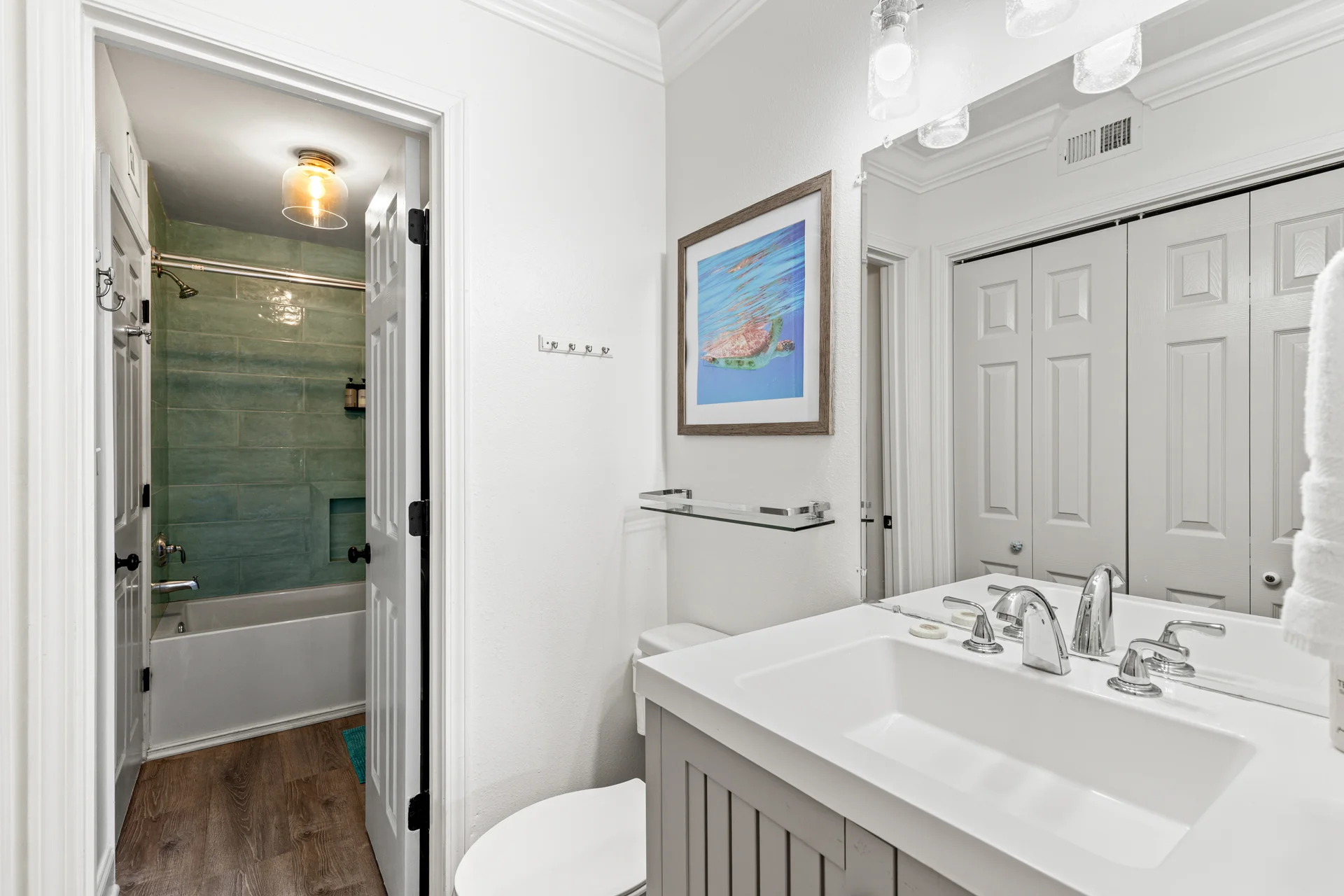 Convenient master en-suite 