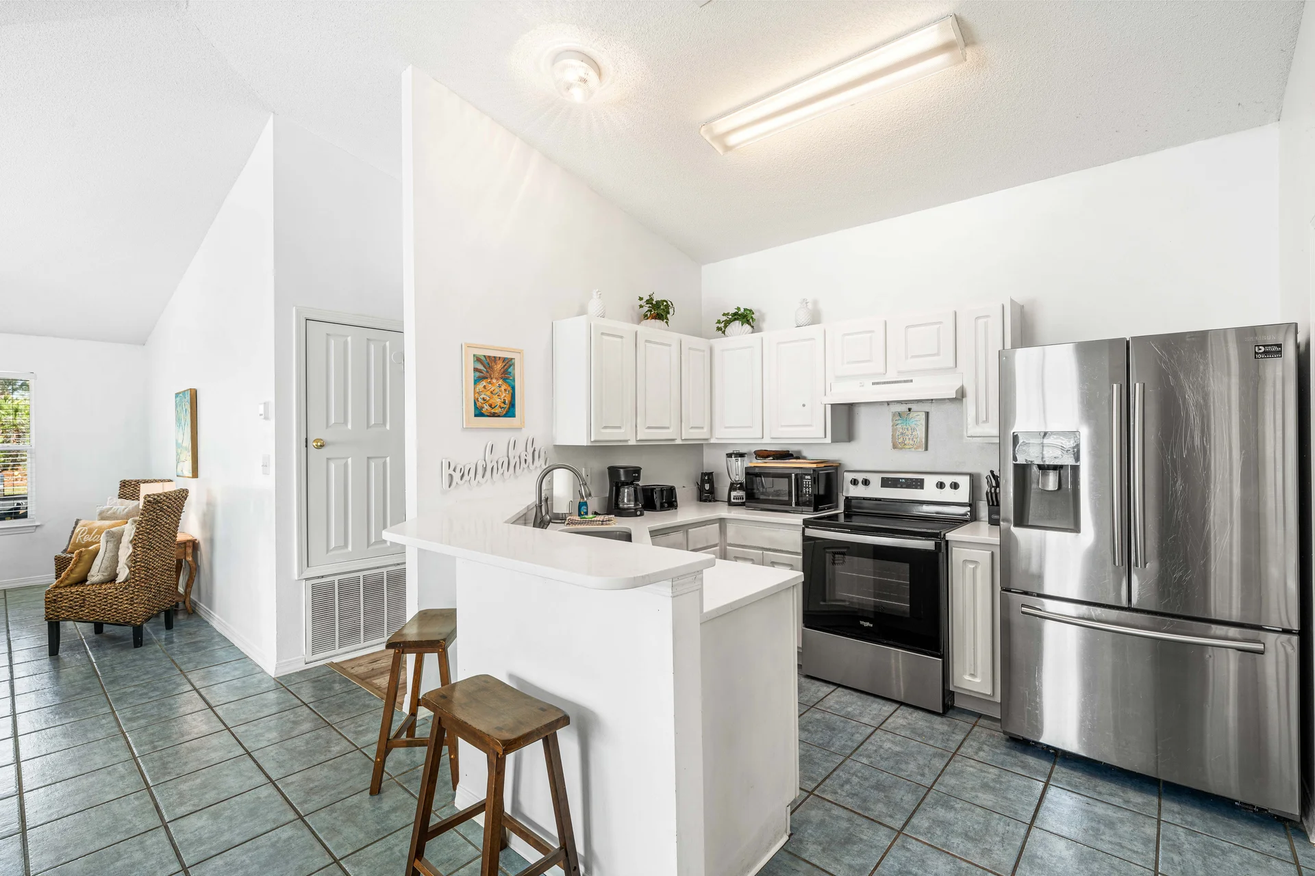 Charming Cottage in Maravilla Homes - Photo 3