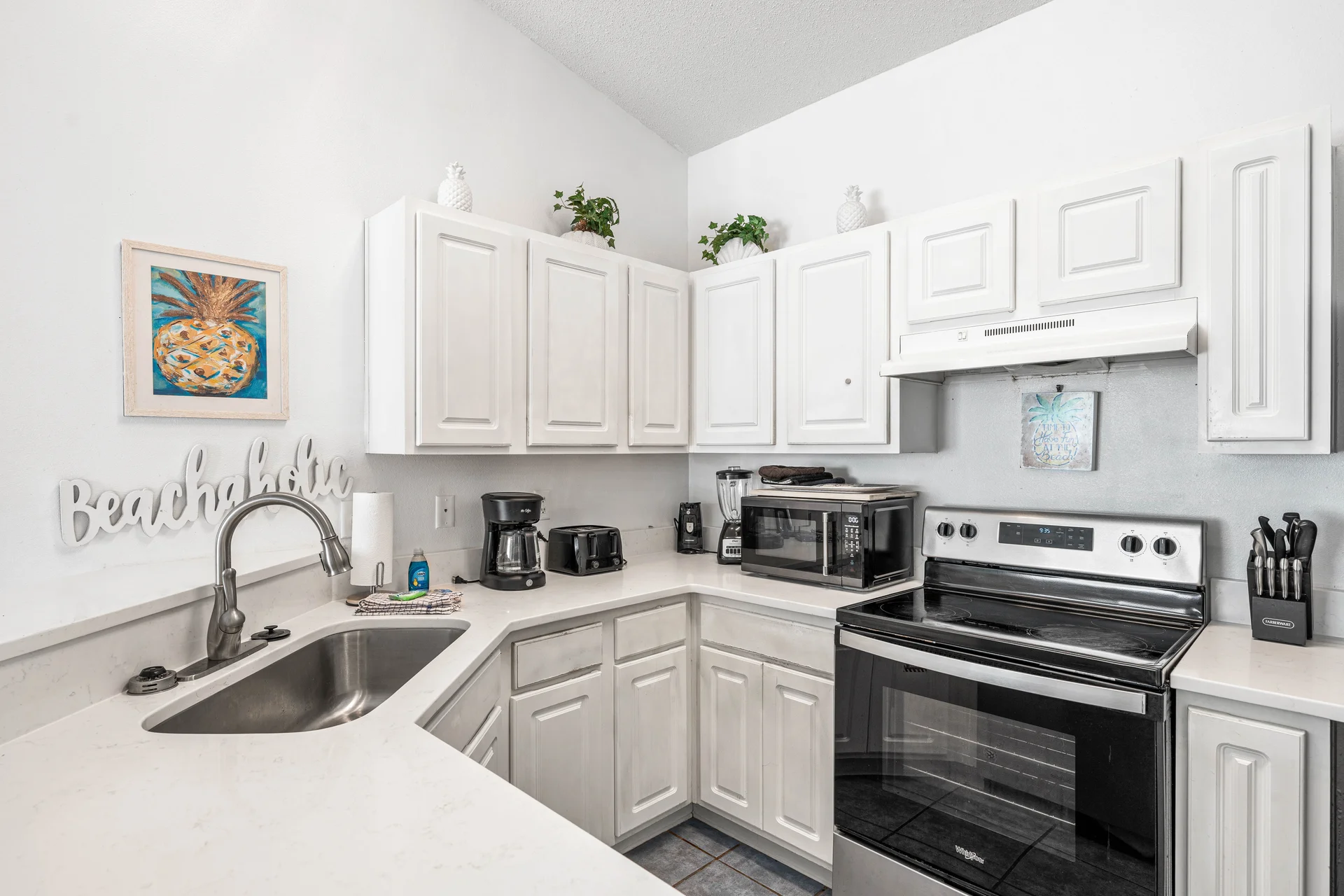 Charming Cottage in Maravilla Homes - Photo 4