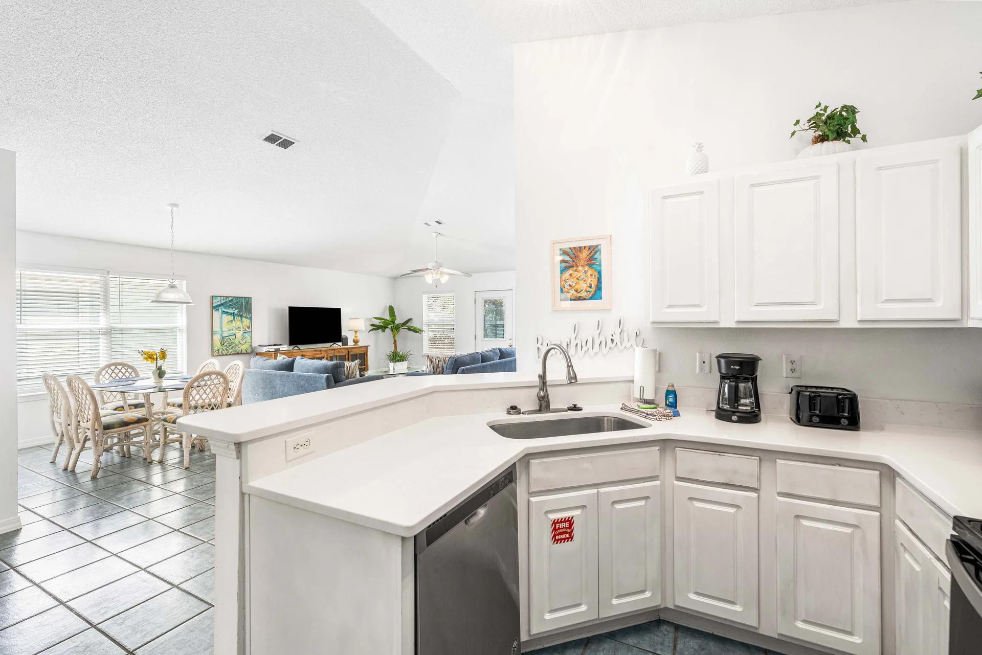 Charming Cottage in Maravilla Homes - Photo 5