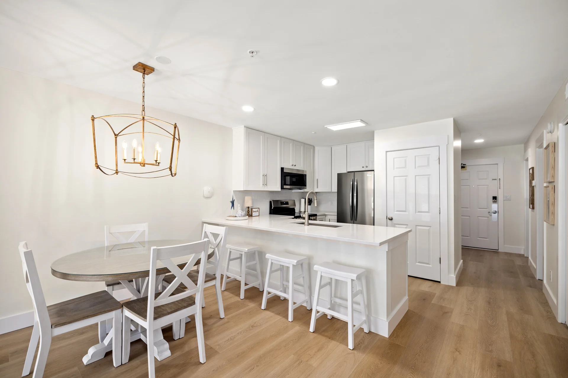 Newly Renovated Ground Floor 3 BR w/ Beach Service - Photo 4