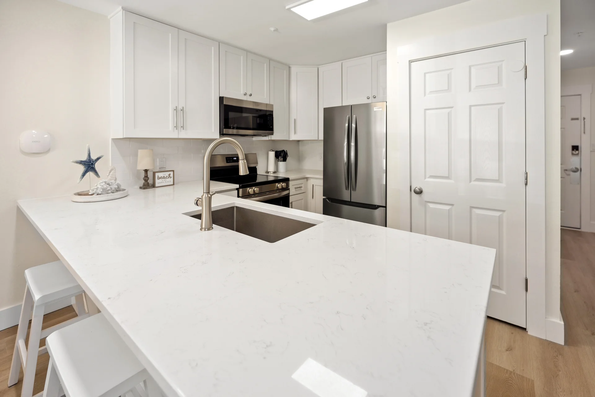 Newly Renovated Ground Floor 3 BR w/ Beach Service - Photo 5