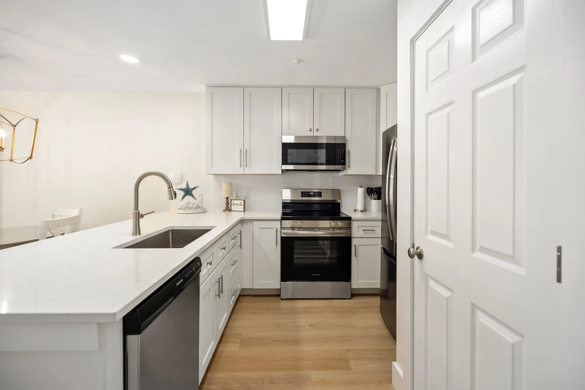 Newly Renovated Ground Floor 3 BR w/ Beach Service - Photo 6