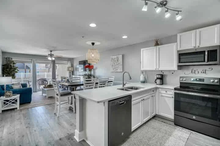Modern, Updated Ground Floor Unit, Walk to Private Beach, Chair Service Included, 2 Pools, Hot Tub, Tennis, Basketball, Gym Onsite - Photo 6