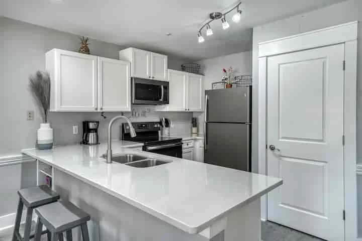 Modern, Updated Ground Floor Unit, Walk to Private Beach, Chair Service Included, 2 Pools, Hot Tub, Tennis, Basketball, Gym Onsite - Photo 8