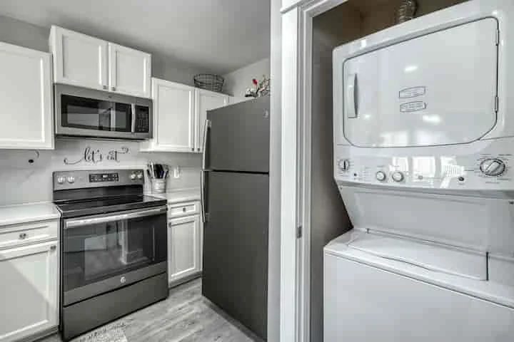 Modern, Updated Ground Floor Unit, Walk to Private Beach, Chair Service Included, 2 Pools, Hot Tub, Tennis, Basketball, Gym Onsite - Photo 9