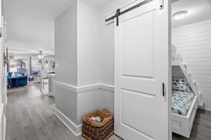 Modern, Updated Ground Floor Unit, Walk to Private Beach, Chair Service Included, 2 Pools, Hot Tub, Tennis, Basketball, Gym Onsite - Photo 15
