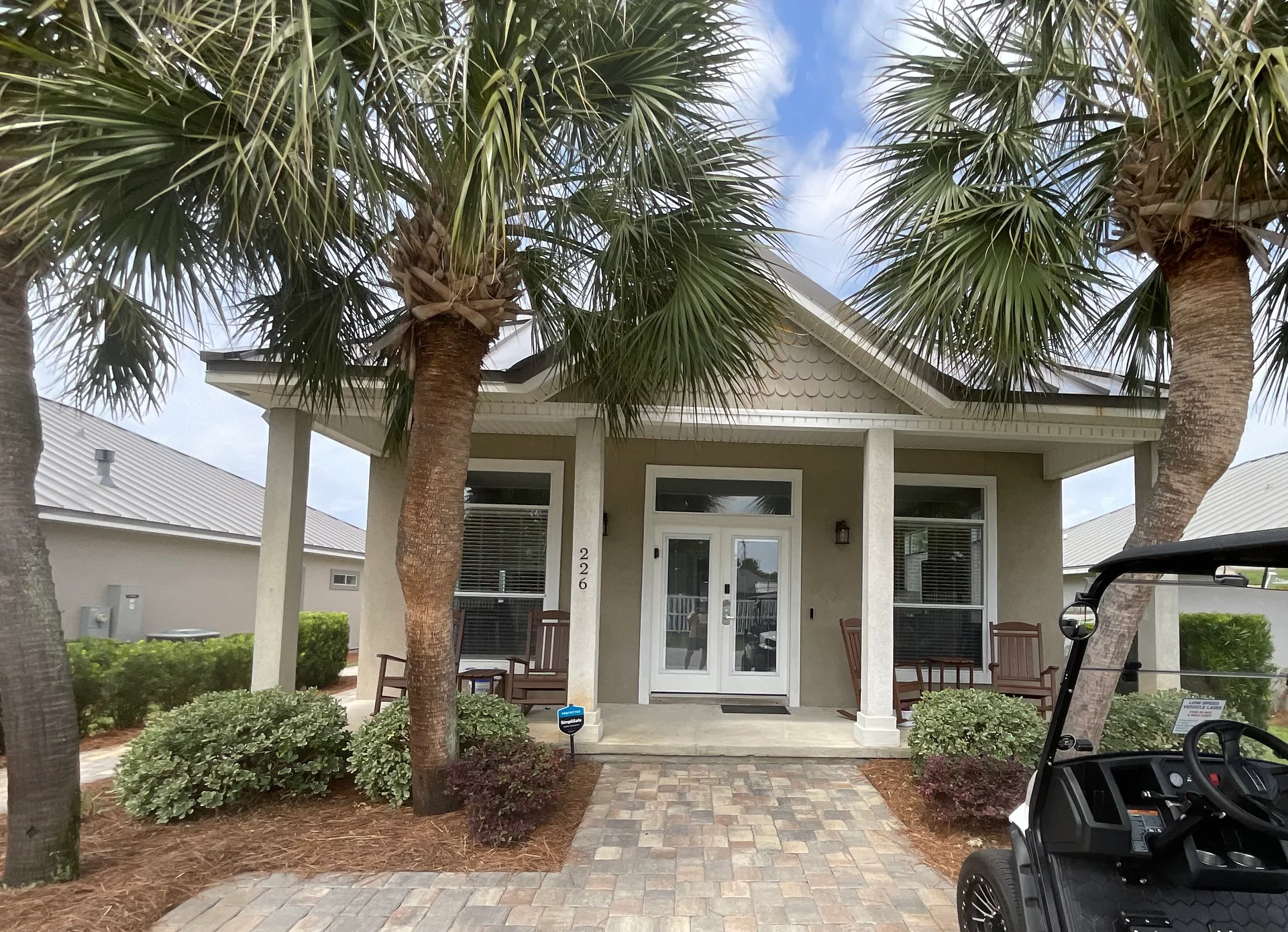 Beautiful 3 Bedroom 2 Bath Cottage Short Walk to Private Beach