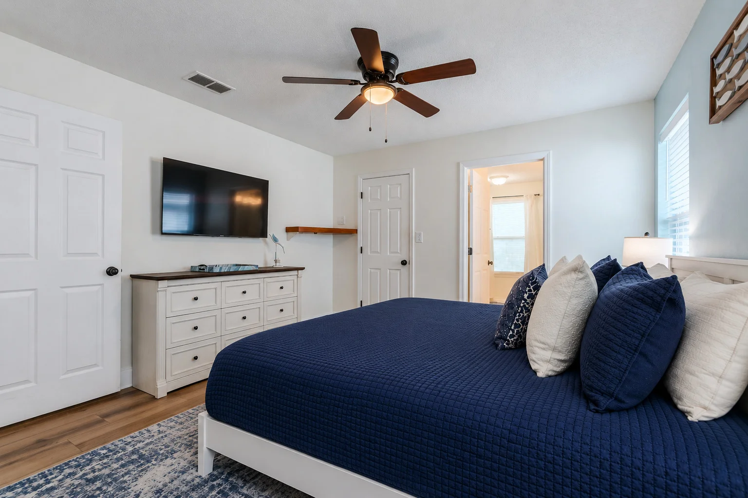 Charming, Pet Friendly Cottage ~ Sleeps 8 ~ Beach Service Included - Photo 9