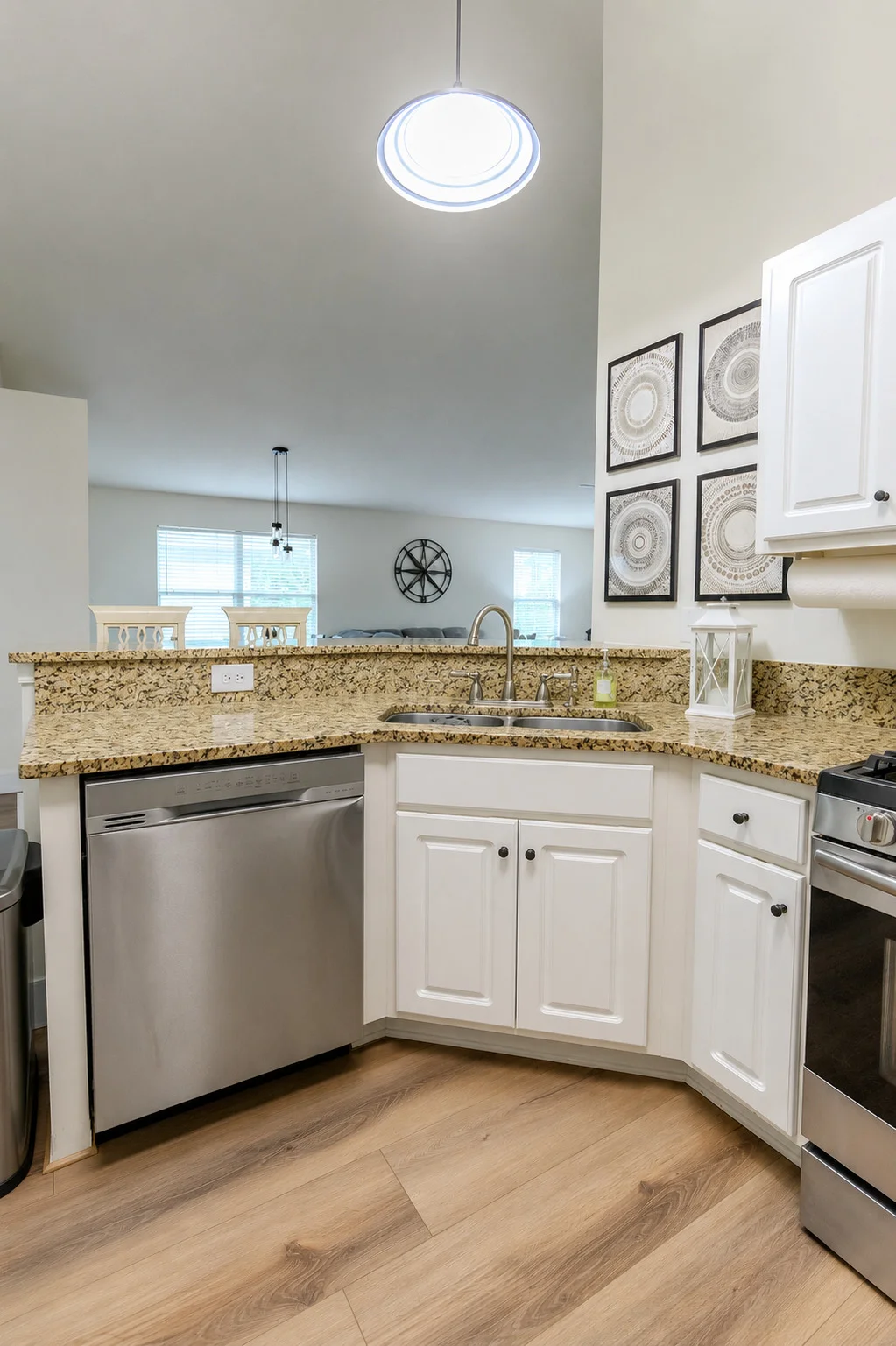 Charming, Pet Friendly Cottage ~ Sleeps 8 ~ Beach Service Included - Photo 4
