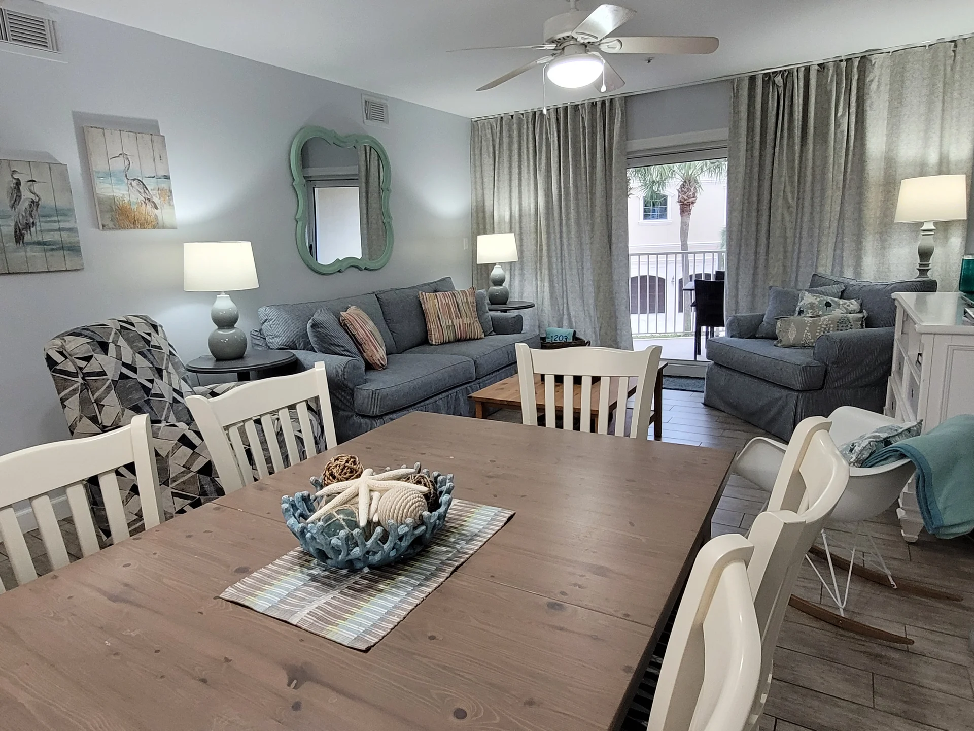 RELAX AND REFRESH Ocean-view balcony, Pet-Friendly, BEACH SERVICE for 4