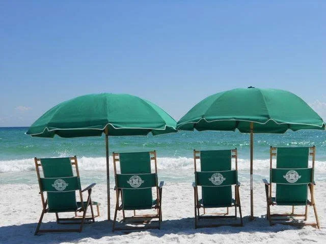 Beach Service for 4 included ! 4 chairs and 2 umbrellas for you and your family to enjoy 