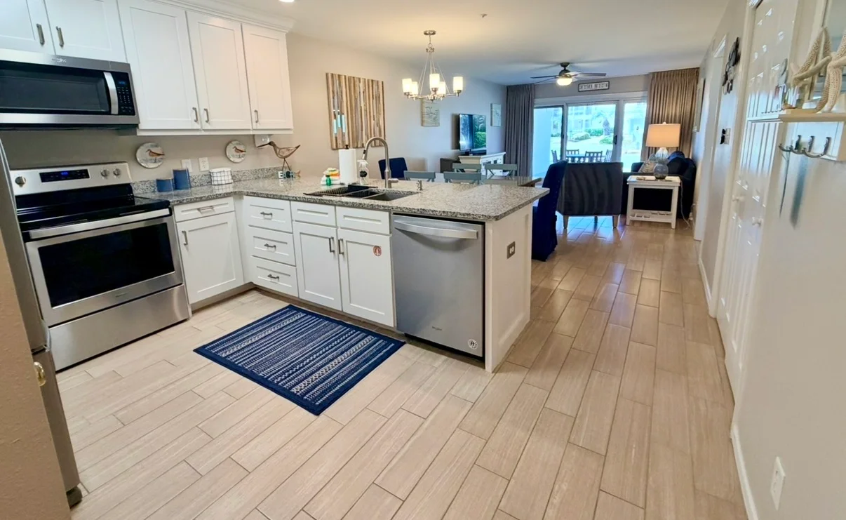 Convenient Updated Ground Floor Unit. 2 Bedrooms/2 Bathrooms - Photo 13