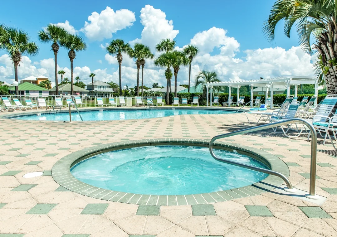 Rear pool with hot tub
