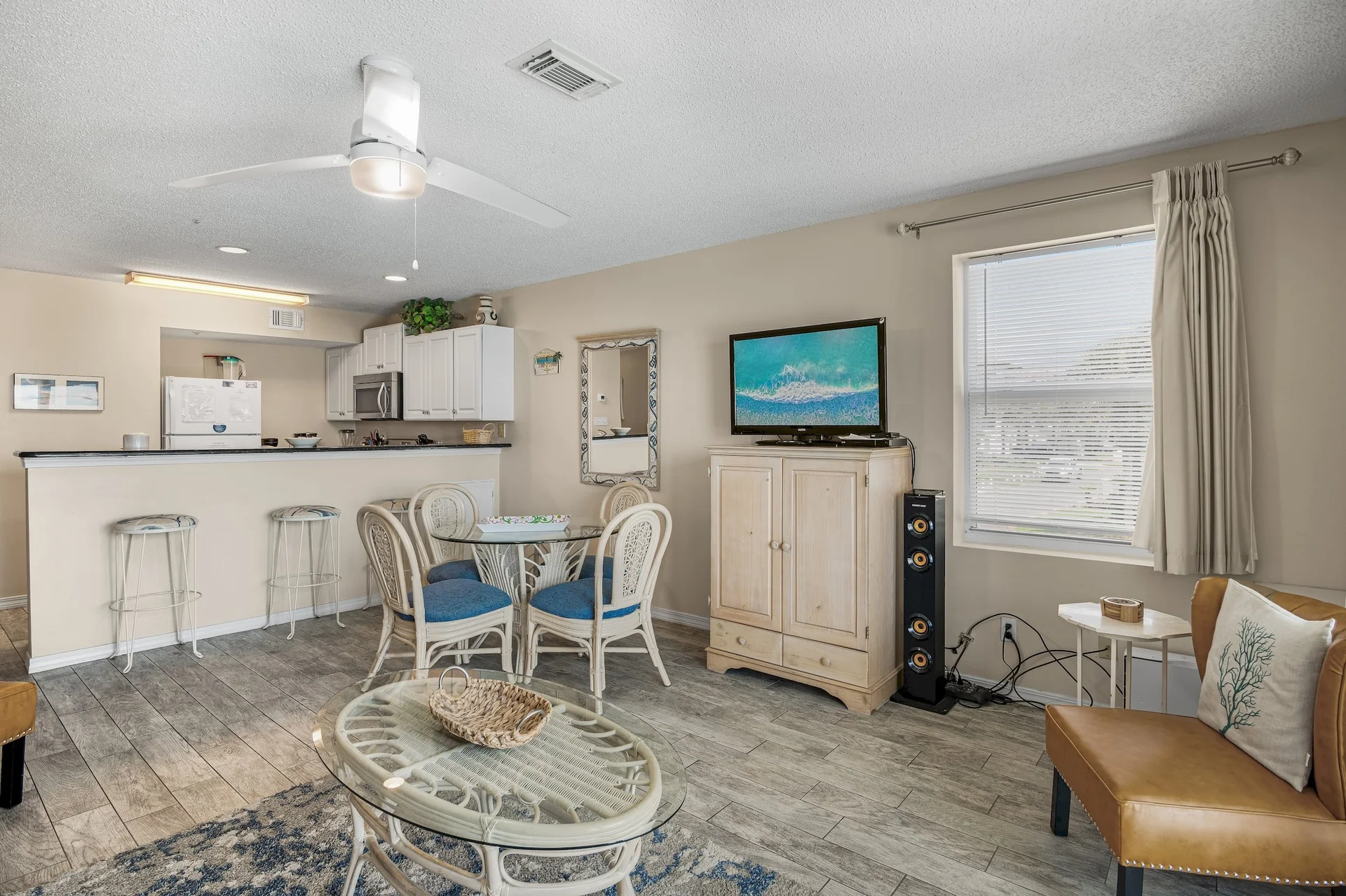 1BR, 2BA • Sleeps 6 • Gulf Front • Beach Service Included - Photo 5