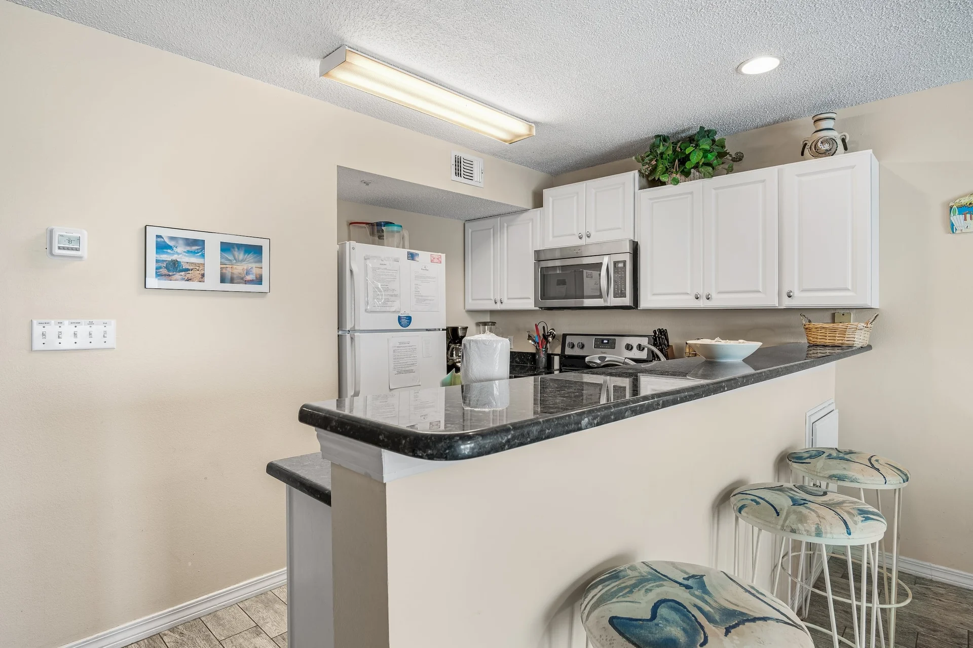 1BR, 2BA • Sleeps 6 • Gulf Front • Beach Service Included - Photo 11