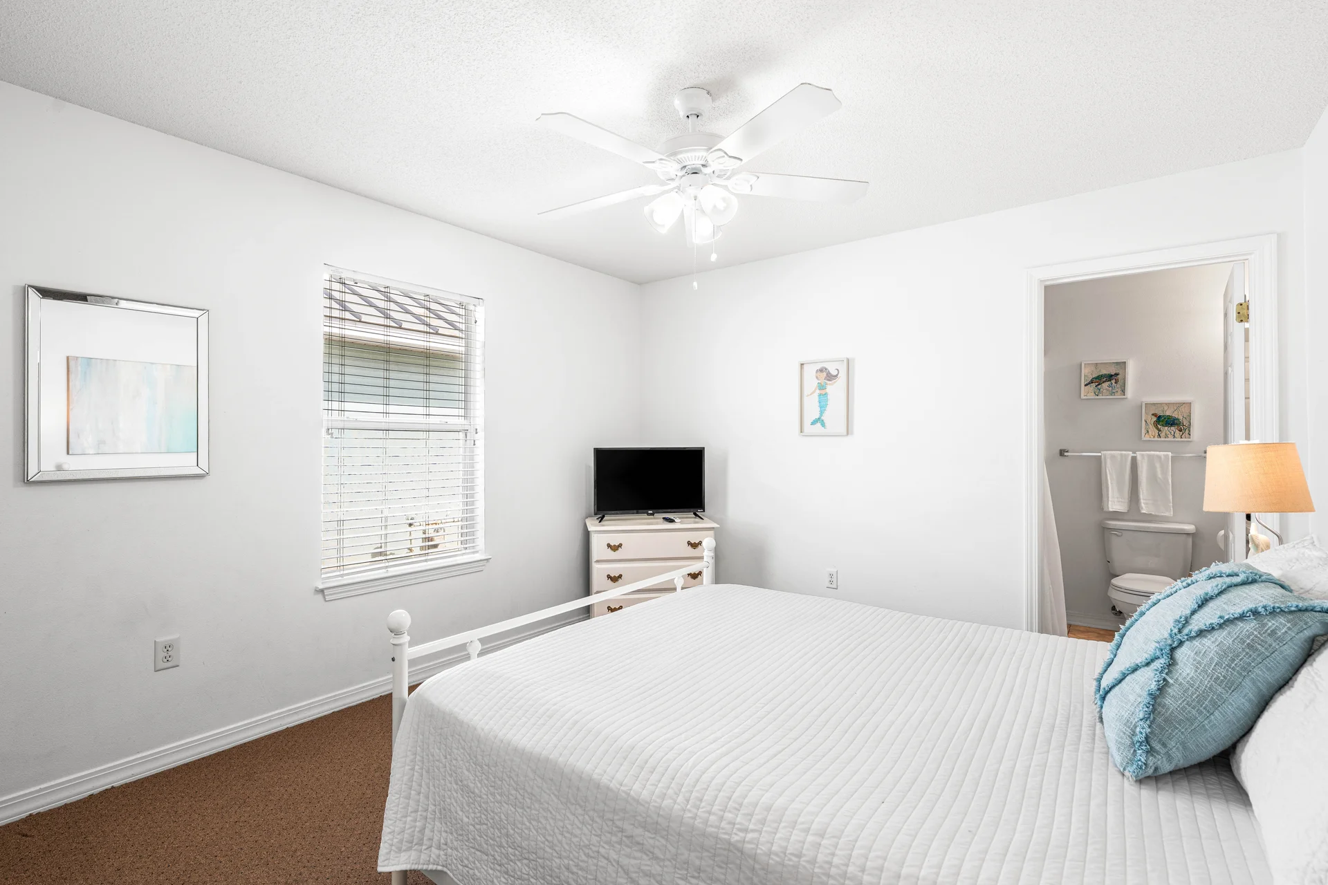 Charming Cottage in the Homes - Photo 3