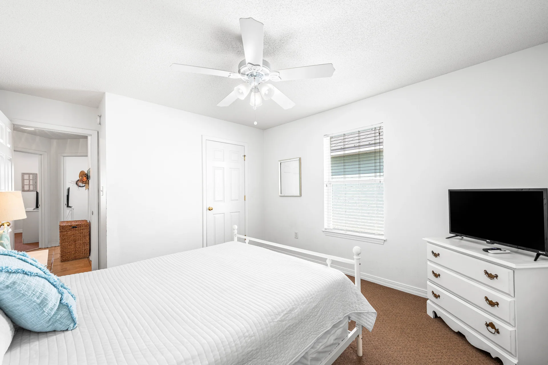 Charming Cottage in the Homes - Photo 5