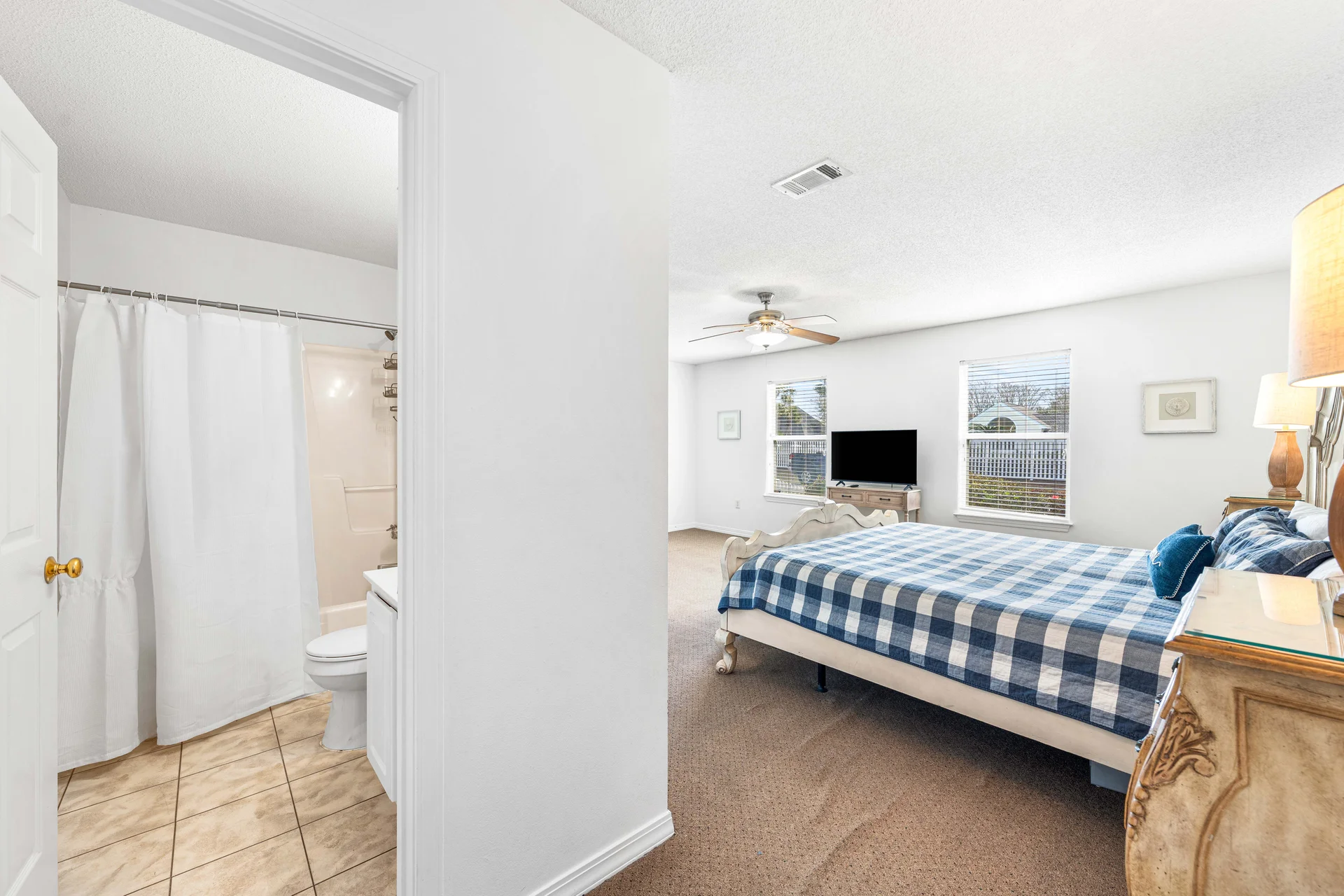 Charming Cottage in the Homes - Photo 10