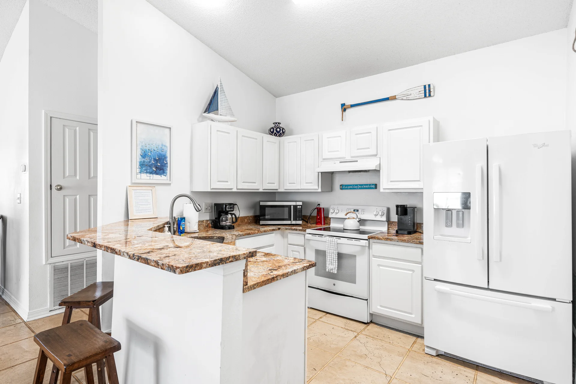 Charming Cottage in the Homes - Photo 16