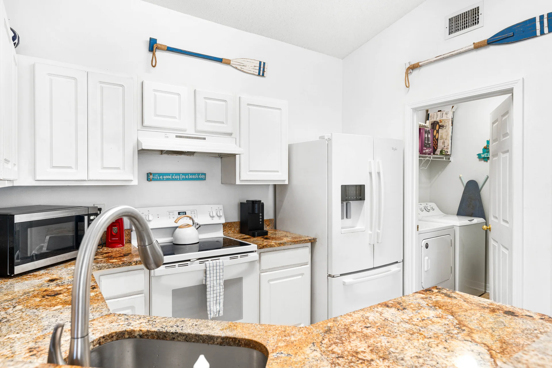 Charming Cottage in the Homes - Photo 17