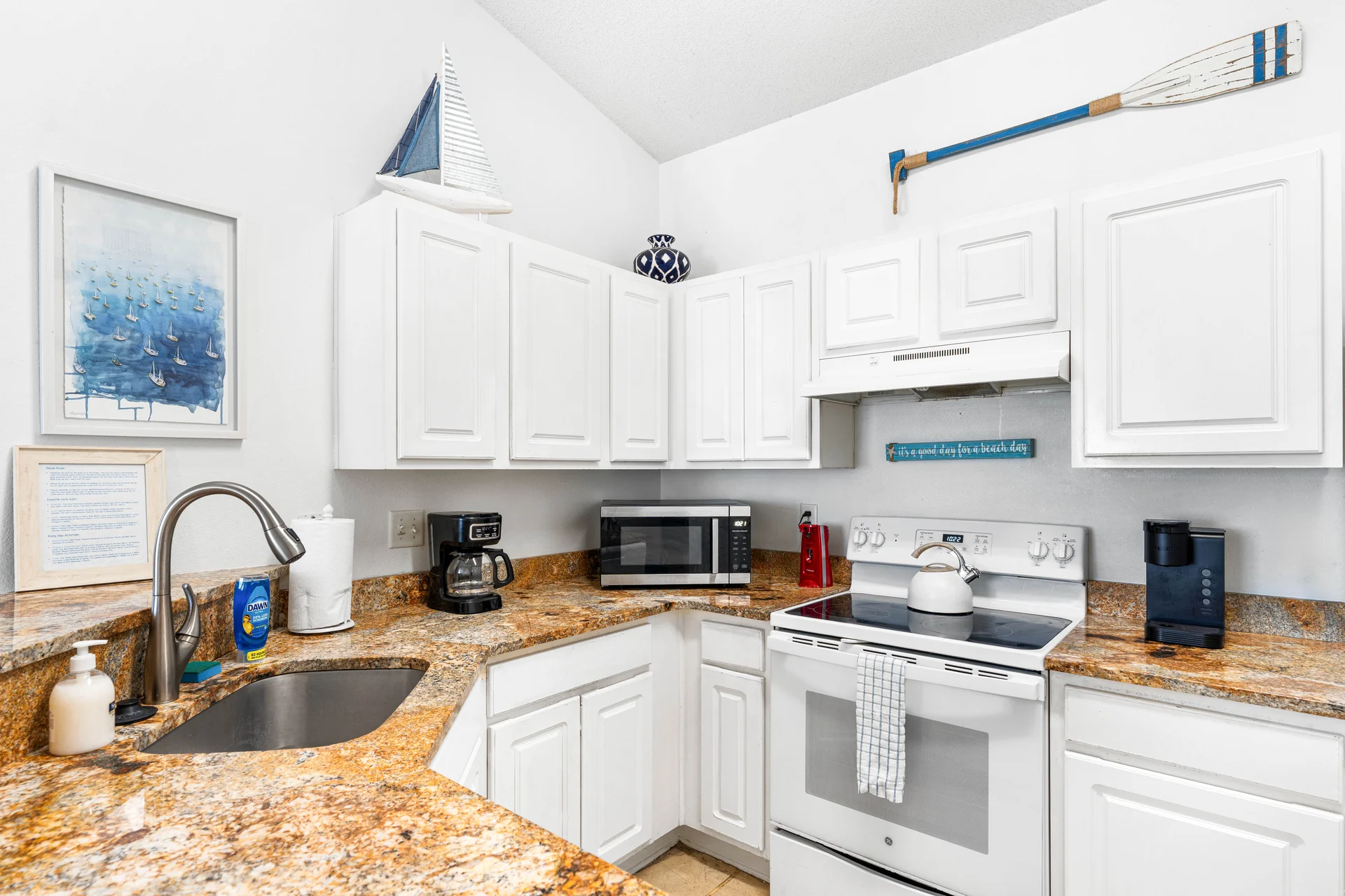 Charming Cottage in the Homes - Photo 18