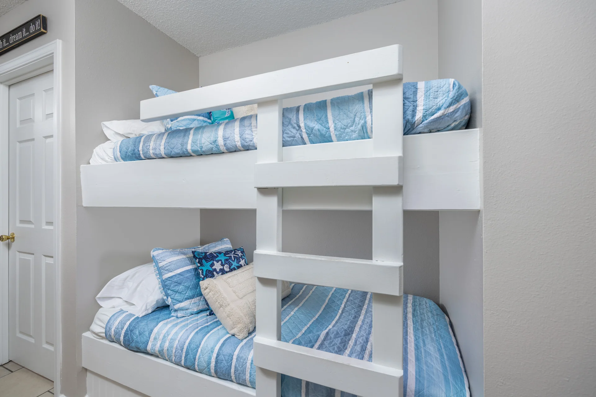 Pet Friendly! Beach Service Included! - Photo 8