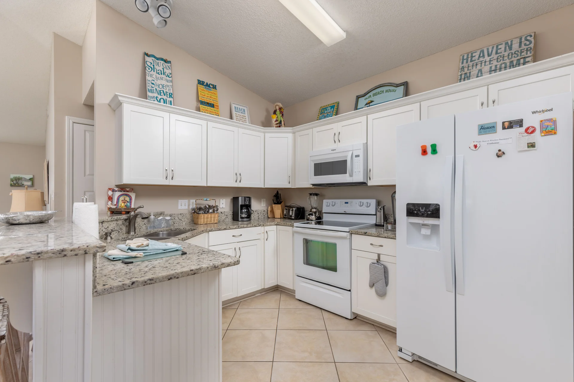 Large Private Beach! Pickleball! Pools! Hot Tub! Grills! Beach Service Included! - Photo 4