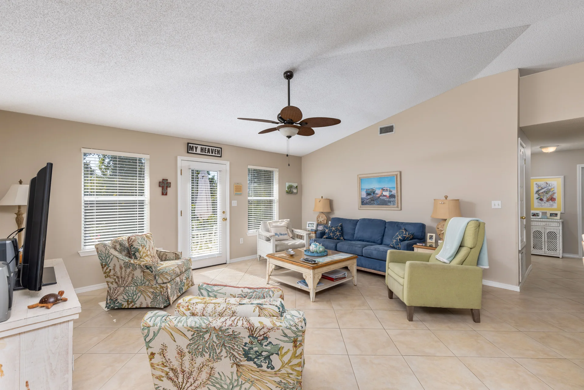 Large Private Beach! Pickleball! Pools! Hot Tub! Grills! Beach Service Included! - Photo 3