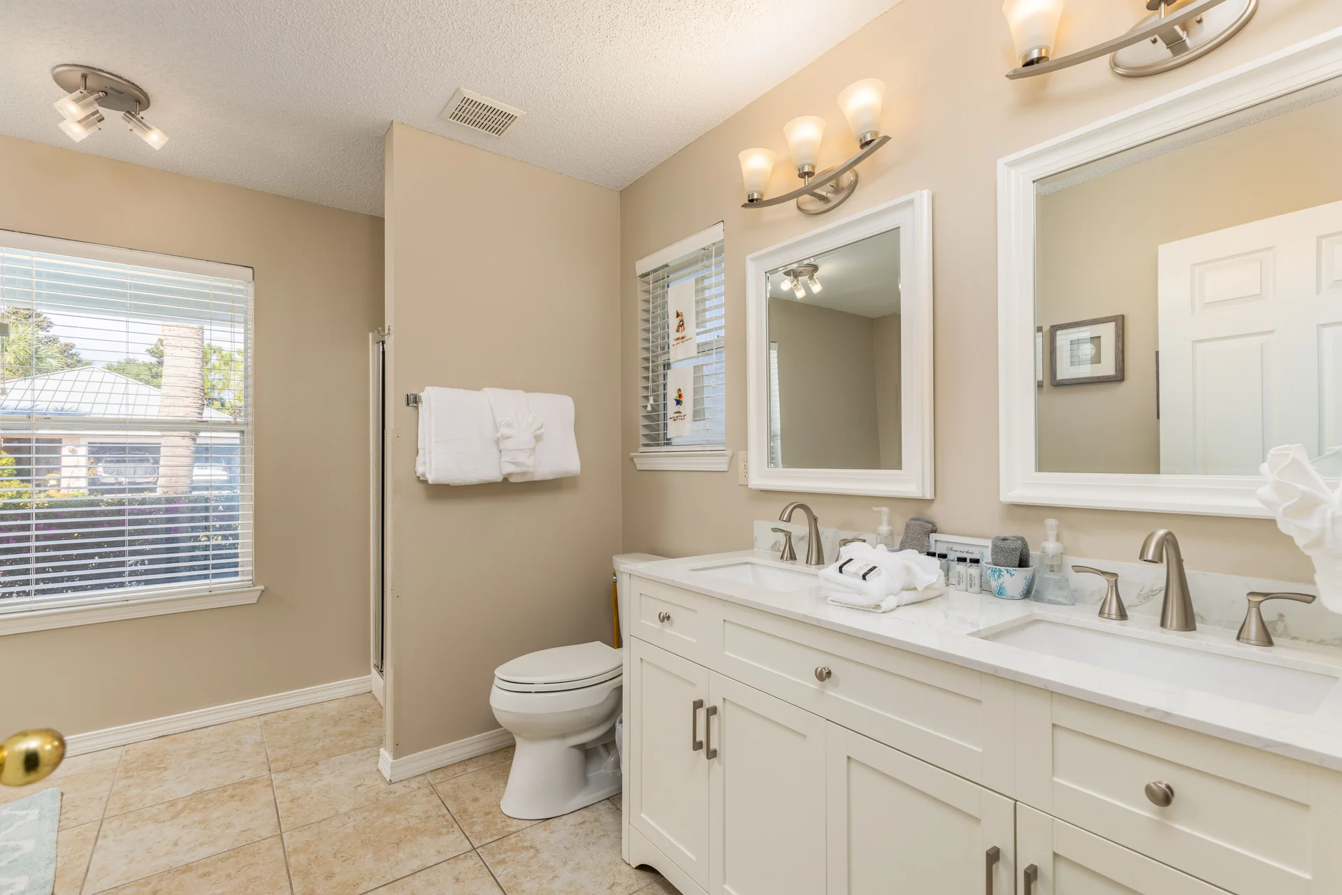 Large Private Beach! Pickleball! Pools! Hot Tub! Grills! Beach Service Included! - Photo 10