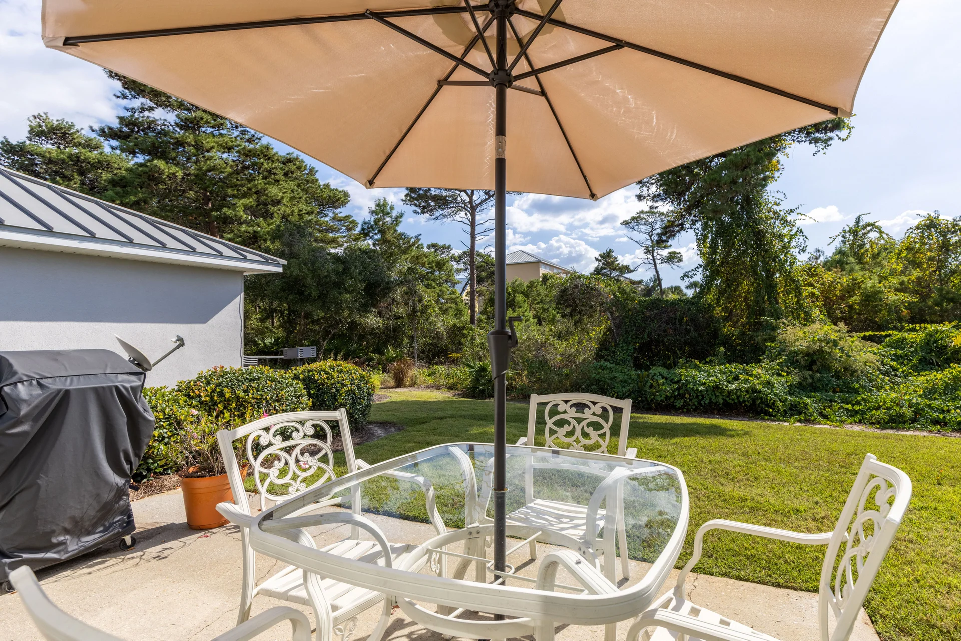 Large Private Beach! Pickleball! Pools! Hot Tub! Grills! Beach Service Included! - Photo 11