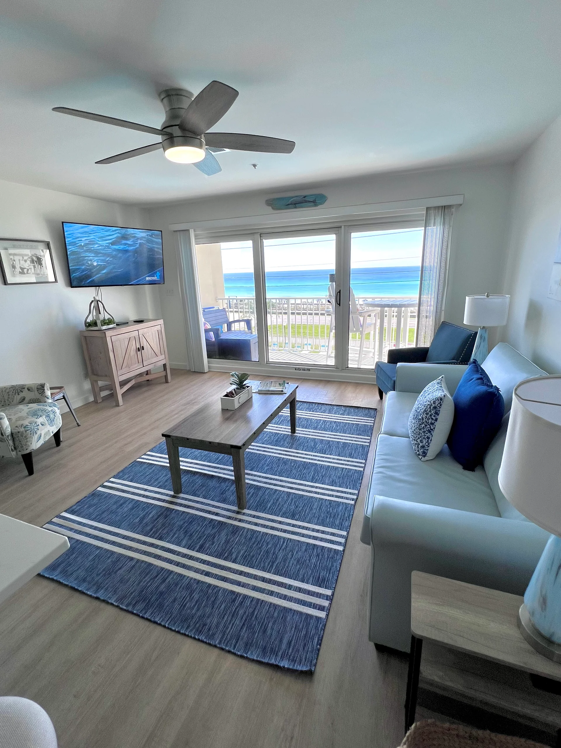 Relaxing living space with Queen-size sleeper sofa