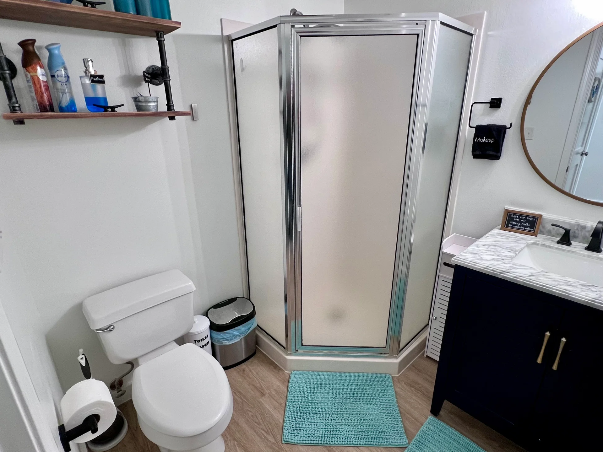 2nd bath off the hallway